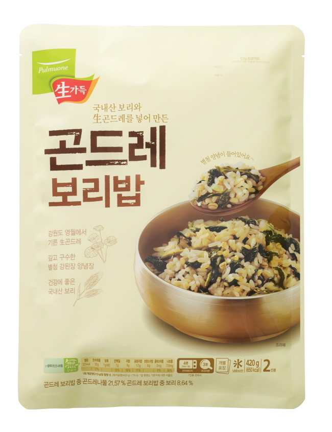 풀무원이 새 봄을 맞아 집에서 간편하게 먹을 수 있는 건강간편식 ‘봄나물밥’을 내놓았다.
이번에 출시한 ‘봄나물밥(5300원/2인분, 420g)’은 냉동 제품으로 ‘국내산 보리와 생 곤드레를 넣어 만든 곤드레보리밥(이하 곤드레보리밥)’과 ‘국내산 현미와 생 취나물을 넣어 만든 현미취나물솥밥(이하 현미취나물솥밥)’ 등 2종이다.
‘봄나물밥’은 나물을 씻어 데친 후 양념하고 볶는 등의 번거로움 없이 전자레인지에 4분만 데우면 한끼 식사가 완성되는 건강간편식이다. 또한 1인분씩 개별 포장해 간편함과 편리성을 더했다.