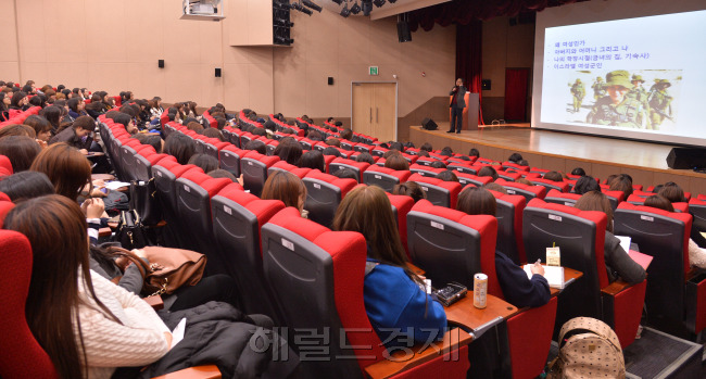 덕성여대 강연.<br />이상섭 기자. babtong@heraldcorp.com 2014.03.12
덕성여대 강연.
이상섭 기자. babtong@heraldcorp.com 2014.03.12