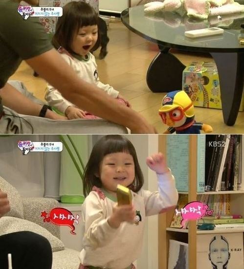 추사랑(화제인물)
추성훈 딸 추사랑이 뽀로로 인형을 선물 받고 셔플댄스를 추며 기쁨을 드러냈다.