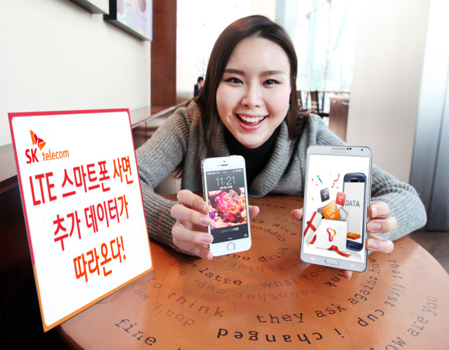 SK텔레콤이 LTE 스마트폰을 새로 구매하는 고객에게 최대 15GB의 LTE 데이터를 추가로 제공한다. SK텔레콤은 17일 LTE 스마트폰 신규나 기기변경 고객이 월 5000원 상당의 ‘데이터 안심옵션’에 가입하면, 단말 구매 월부터 6개월 간 가입한 요금제 기본제공 데이터의 50%를 추가로 제공하는 ‘더블안심옵션’ 요금제를 출시했다.