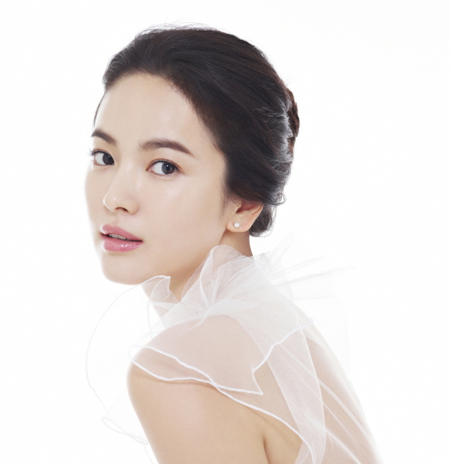 송혜교(탤런트/영화배우)
아모레퍼시픽 라네즈의 오리지널 에센스 화이트 플러스 리뉴(이하 오리지널 에센스)가 올해도 여전한 인기를 과시하며 화이트닝 열풍을 이끌고 있다.