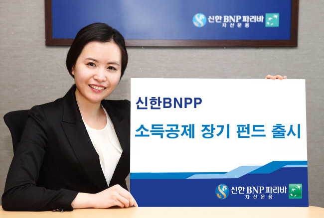 신한BNP파리바자산운용(대표이사 조용병)은 17일 최대 연간 240만원의 소득공제 혜택을 받을 수 있는 ‘신한BNPP 소득공제 장기펀드’를 출시했다고 밝혔다.
이번에 출시되는 ‘신한BNPP 소득공제 장기펀드’는 철저한 분석 중심의 운용을 통해 고객 자산의 안정적인 성장에 초점을 둔 펀드다. 중장기 성과가 검증된 대표 펀드, 장기 운용을 통해 성과 변동성이 상대적으로 안정적인 펀드들로 구성, 예금금리 플러스 알파의 수익을 추구한다.