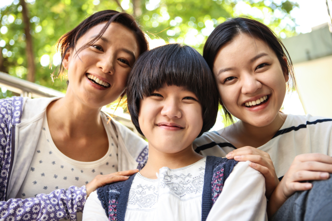 김희애(탤런트/영화배우),김향기(탤런트/영화배우),고아성(탤런트/영화배우)
김희애, 고아성 주연의 영화 ‘우아한 거짓말’(감독 이한)이 개봉 첫 주말 흥행 1위를 차지했다. ‘우아한 거짓말’은 지난 13일 개봉해 16일까지 나흘간 51만명(이하 영화관입장권통합전산망 집계)을 돌파하며 정상을 차지했다.