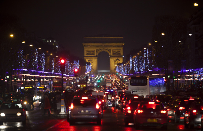 Vehicles stand stationary on the Champs-Elysees near the Arc de Triomphe in Paris.   Bloomberg