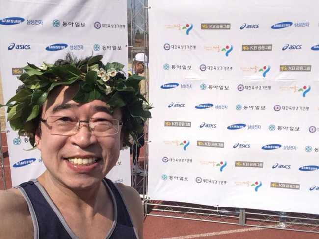 조웅래(기업인/더맥키스컴퍼니회장/한국등산트래킹지원센터이사장/대전광역시육상경기연맹회장)
봄기운이 완연하던 16일 오후, 기자의 카카오톡(카톡)이 몇 차례 톡톡하더니 별난 사진과 메시지가 떴다. 머리에 뭔가를 뒤집어 쓴 채 환하게 웃는 모습, 이게 누구?