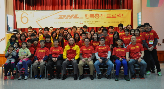 DHL코리아가 봄을 맞아 서울시립마포노인종합복지관에서 지역 내 경로당 어르신 100여명을 초청해 봄맞이 행복충전 프로젝트를 실시했다고 17일 밝혔다.
올해로 6회째를 맞이한 이번 행사에는 한병구 DHL코리아 대표를 비롯한 임직원 80여명이 참석해 지역사회 어르신들과 함께 운동회 및 축하 공연 등의 프로그램을 진행했다.
