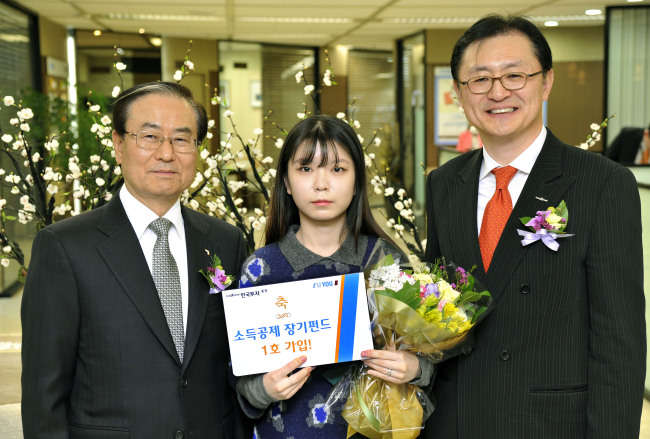 소득공제 장기펀드가 17일부터 전국의 증권사, 은행, 보험사 창구에서 일제히 판매되기 시작했다
금융투자협회(회장 박종수ㆍ맨 왼쪽)와 한국투자증권(대표이사 유상호ㆍ맨 오른쪽)은 이날 소득공제 장기펀드 출시를 기념해 한국투자증권 서울 종각지점에서 지점 1호 가입 고객(이유경ㆍ가운데)을 대상으로 가입 기념 행사를 개최했다.
박종수 금융투자협회장은 “소득공제 장기펀드가 안정적인 기대수익으로 2030세대 및 서민ㆍ중산층의 꿈을 실현해주는 도우미가 되기를 바란다”고 밝혔다.