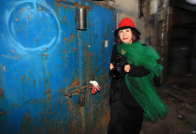 Photographer J. Ahn.   Courtesy of the artist