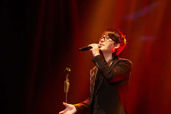 신승훈(가수)
본인의 이름을 건 ‘THE 신승훈 SHOW’ 콘서트 브랜드로 공연의 진수를 보여주고 있는 신승훈이 5월, 5년 만에 한정판 극장식 공연으로 관객들과 만난다.