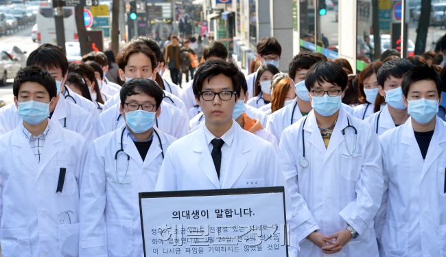 정부가 추진하는 의료민영화와 원격진료를 반대하는 물결에 의대생들까지 가세했다. 16일 오후 서울 명동역 근처에서 대한의과대학ㆍ의학전문대학원학생협회 소속 학생들이 침묵시위를 하고 있다. 이들은 이날 정부에 진정성 있는 자세로 협상에 임할 것을 촉구했다. 　