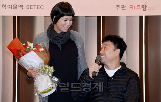 김송(좌부터/가수),강원래(가수/교수/클론)
17일 오전 서울 중구 프레스센터에서 열린 ‘2014 서울베이비페어’ 홍보대사 위촉식에서 강원래씨가 소감을 밝히며 행복한 미소로 김송씨를 바라보고 있다.