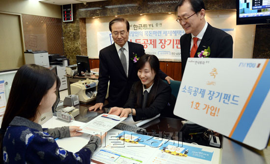 박종수 금융투자협회장(왼쪽), 유상호 한국투자증권 사장이 17일 오전 서울 종로구 한국투자증권 종각지점에서 열린 ‘소득공제 장기펀드 1호 가입’ 행사에 참석하고 있다.
소득공제 장기펀드는 직전과세기간 총급여가 5천만원 이하인 급여생활자에게 파격적인 세제혜택을 제공하는 펀드로 현재 30개 운용사가 44개 펀드를 출시했으며, 투자자들은 이날부터 내년말까지 한시적으로 가입할 수 있다.