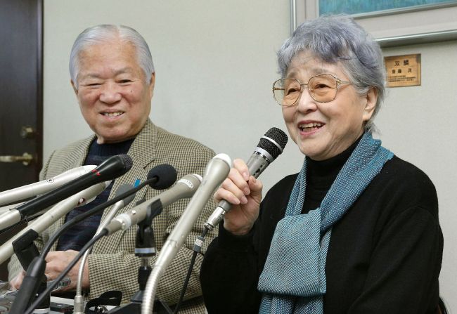 Shigeru Yokota (left) and his wife Sakie hold a press conference in Kawasaki, Japan, Monday.   AFP-Yonhap