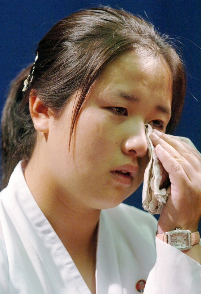 <YONHAP PHOTO-0932> FILE - In this July 6, 2006 file photo, Kim Un Kyong, who's Japanese mother Megumi Yokota was adducted by North Korea in 1977, is moved to tears while speaking about her Japanese grandparents, Shigeru and Sakie Yokota, during a press conference at a hotel in Pyongyang, North Korea. Japan's Foreign Ministry confirmed Sunday, March 16, 2014, that Shigeru Yokota and his wife Sakie spent spent time with their Korean-born granddaughter Kim, for the first time over several days last week in Ulan Bator, Mongolia. Kim is 26 years old, Japanese media said. (AP Photo/Kyodo News, File) JAPAN OUT, MANDATORY CREDIT/2014-03-16 18:24:19/ <저작권자 ⓒ 1980-2014 ㈜연합뉴스. 무단 전재 재배포 금지.>
Kim Eun-gyong