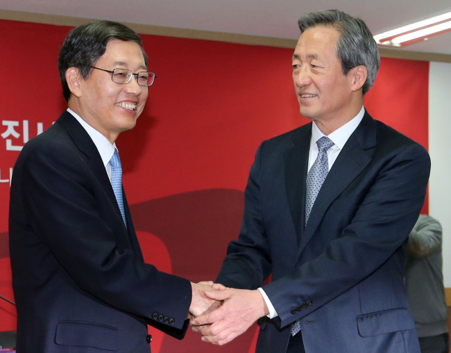 김황식(좌부터/전국무총리/전대법관),정몽준(국회의원/새누리당국회의원/대한축구협회명예회장/보건복지위원회위원)
Rep. Chung Mong-joon and former Prime Minister Kim Hwang-sik met for the first time as Saenuri Party candidates for Seoul mayor on Monday, with the lawmaker considered the favorite in the party’s primaries.
Rep. Chung Mong-joon (right) and former Prime Minister Kim Hwang-sik shake hands ahead of their meeting at Chung’s office in Seoul on Monday.   Yonhap