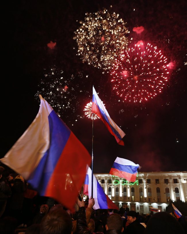 Fireworks explode over Lenin Square after the end of a referendum in Simferopol, Crimea, Ukraine, Sunday.   EPA-Yonhap