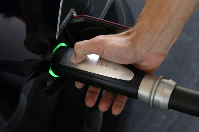 4단 컬러
A Tesla Model S sedan, an electric car, is being charged at the Tesla Supercharger station in California.   Bloomberg