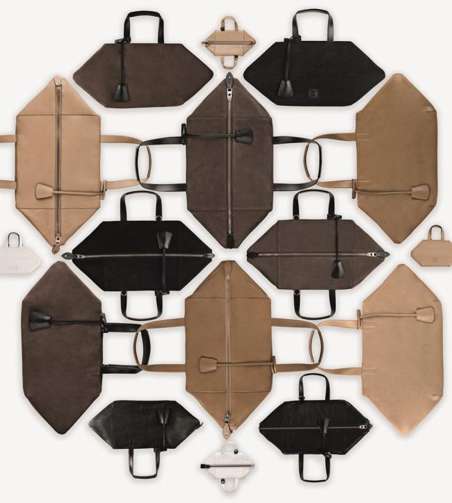 스페인 가죽의 명가 로에베(Loewe)는 납작하게 접을 수 있는 새로운 개념의 핸드백 ‘쿠보 백(Cubo bag)’을 출시한다.
이번 시즌 스킨 컬렉션을 통해 선보이는 쿠보 백은 가죽 가방으로는 구현하기 어려웠던 접히는 디자인으로 로에베만의 최상급 가죽 가공 기술을 고스란히 보여주는 제품이다.