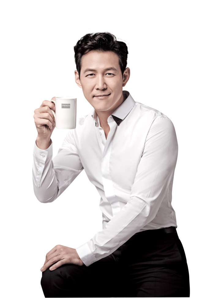 이정재(영화배우/탤런트)
3월 들어 평균 기온이 급상승하며 봄기운이 완연해지고 있다. 직장인들은 이 시기에 춘곤증에 시달리게 마련인데 이때 자주 찾는 것 중 하나가 바로 커피믹스다.