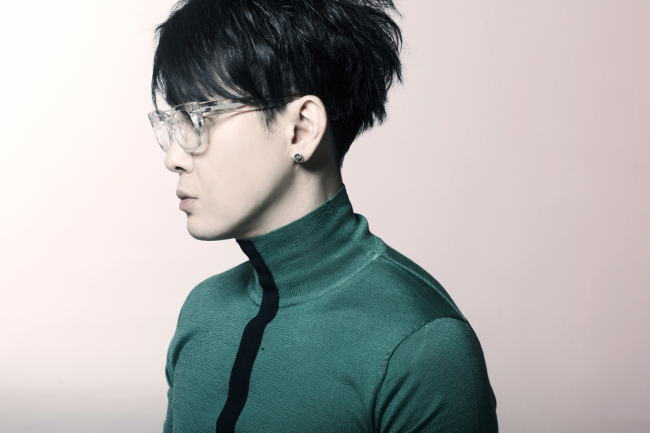 이승환(가수)
싱어송라이터 뮤지션 이승환이 정규 11집 ‘폴 투 플라이(fall to fly-前)’의 수록곡 ‘내게만 일어나는 일’을 17일 정오에 깜짝 선공개했다.