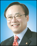 이주영(장관/국회의원/해양수산부장관/새누리당국회의원/여의도연구원원장)
이주영 해양수산부장관은 17일 해양안전과 환경보전과 연관된 것 이외의 각종 규제를 원점에서 재검토하겠다고 밝혔다.