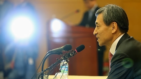 이주열(금융인)
이주열 차기 한국은행 총재 후보자가 앞으로 미국의 출구전략과 맞물려 국내 기준금리가 인상될 가능성이 있다고 밝혔다.