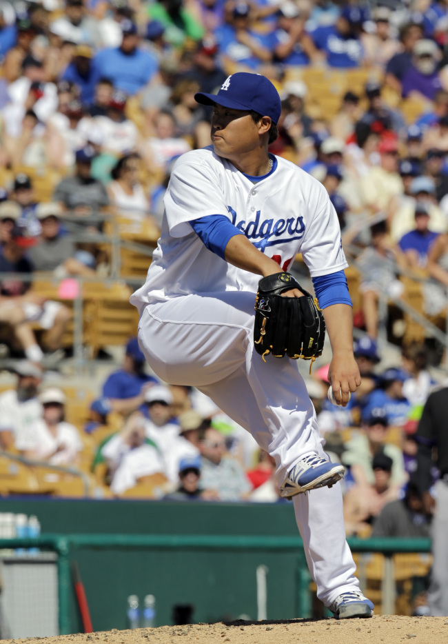 류현진(야구선수/LA다저스투수)
SCOTTSDALE, Arizona (AP) ― “G’donya” to the Arizona Diamondbacks and Los Angeles Dodgers.
Korea’s Ryu Hyun-jin had the final tuneup for his season debut, pitching into the sixth inning Sunday for the Los Angeles Dodgers during a 3-3 tie with the Colorado Rockies. (AP-Yonhap)