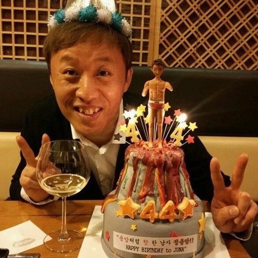 정준하(MC/영화배우)
생일을 앞둔 방송인 정준하가 팬들에게 받은 특별한 용암케이크를 자랑했다.