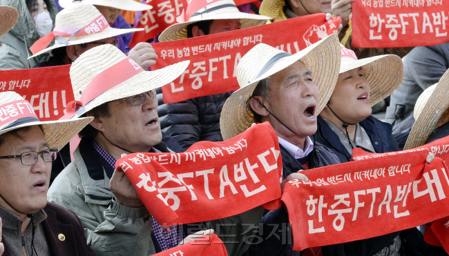 17일 경기도 고양시 일산 문화공원에서 한중FTA중단농축산비상대책위원회 주최로 한중FTA중단 전국 농축산결의대회가 열려, 참석자들이 구호를 외치고 있다. 박현구 기자 phko@heraldcorp.com  /2014.03.17
17일 경기도 고양시 일산 문화공원에서 한중FTA중단농축산비상대책위원회 주최로 한중FTA중단 전국 농축산결의대회가 열려, 참석자들이 구호를 외치고 있다. 박현구 기자 phko@heraldcorp.com  /2014.03.17
17일 경기도 고양시 일산 문화공원에서 한중FTA중단농축산비상대책위원회 주최로 한중FTA중단 전국 농축산결의대회가 열려, 참석자들이 구호를 외치고 있다. 박현구 기자 phko@heraldcorp.com  /2014.03.17