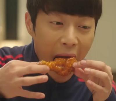 윤두준(가수/탤런트/비스트)
프랑스의 유명한 인스턴트커피 ‘카르트 누아’는 디저트를 만드는 과정을 담아낸 광고영상으로 유명하다. 초콜릿과 버터의 미끌한 뭉개짐, 착즙기 미세 구멍을 통해 쏟아져 나오는 과즙, 부글부글 끓는 시럽 위에 스포이드로 떨어뜨리는 붉은 방울 등 색감과 소리의 질감까지 더해 오감을 바짝 긴장하게 만든다.