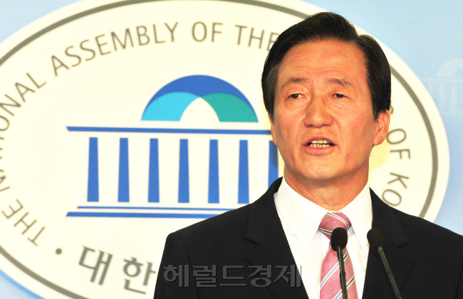 여권 대선주자 중 한 명인 새누리당 정몽준(MJ) 전 대표가 29일 대선 출마를 공식 선언했다. <br />정 전 대표는 이날 오전 국회 정론관에서 기자회견을 갖고 "오늘 저는 제18대 대통령 선거에 출마한다는 말씀을 드린다"며 "기업을 경영하고 외교현장에서 뛰어보고 하나되는 대한민국을 만들었던 경험을 살려 대한민국의 새로운 역사를 쓰겠다"고 밝혔다. 박현구 기자phko@heraldm.com