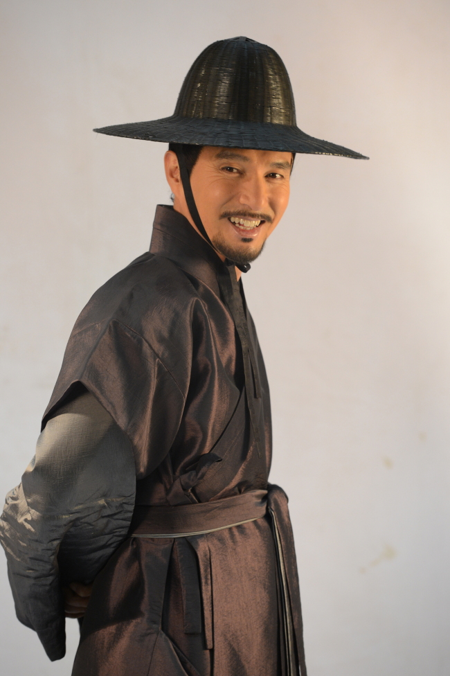 조재현(영화배우/교수)
지상파 중에서는 KBS만이 정통 역사드라마, 대하사극들을 꾸준히 제작하고 있다. 대하사극 제작에는 위험이 따른다. 미니시리즈 3~4개를 합친 숫자보다 더 많은 수의 출연배우와 세트제작비까지 합치면 막대한 편당 제작비가 투입된다.