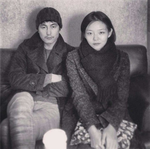 정우성(좌부터/영화배우/탤런트),이솜(모델/탤런트)
영화 ‘마담뺑덕’을 촬영 중인 배우 이솜과 정우성의 인증샷이 공개돼 눈길을 끌고 있다.
[사진출처=이솜 인스타그램]