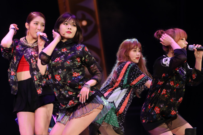 <YONHAP PHOTO-1715> 포미닛, 섹시한 웨이브 (서울=연합뉴스) 양지웅 기자 = 그룹 포미닛이 17일 오후 서울 송파구 잠실 롯데월드에서 열린 다섯번째 미니앨범 '포미닛 월드' 쇼케이스에서 화려한 무대를 선보이고 있다. 2014.3.17 yangdoo@yna.co.kr/2014-03-17 18:32:26/ <저작권자 ⓒ 1980-2014 ㈜연합뉴스. 무단 전재 재배포 금지.>
4minute performs at the “4minute World” showcase at the Lotte World Garden Stage on Monday night.   Yonhap