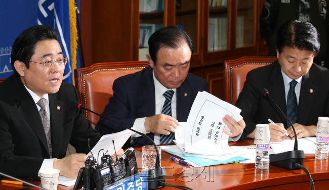 전병헌 민주당대표가 18일 오전 서울 여의도 국회에서 열린 원내대책회의에 참석해 모두발언을 하고 있다.이길동기자.gdlee@-
전병헌 민주당대표가 18일 오전 서울 여의도 국회에서 열린 원내대책회의에 참석해 모두발언을 하고 있다.이길동기자.gdlee@-
전병헌 ‘원샷 원포인트 국회’ 제안