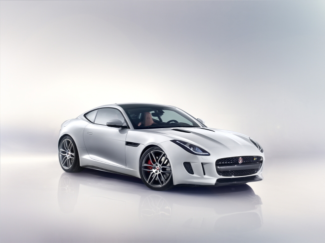 재규어 코리아가 오는 6월 국내 출시를 앞둔 ‘F-TYPE 쿠페’의 사전 예약 판매를 시작한다고 18일 밝혔다.
‘F-TYPE 쿠페’, ‘F-TYPE S 쿠페’, ‘F-TYPE R 쿠페’ 등 총 3종으로 구성된 국내 판매 가격은 9840만원부터 1억7150만원(부가세 포함)으로 결정됐다.