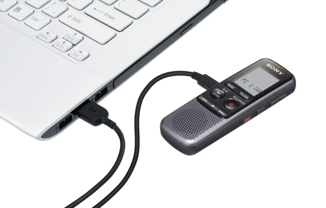 소니코리아가 다기능 보이스 레코더 ‘ICD-PX240’을 18일 출시했다.
ICD-PX240은 슬림하고 가벼운 디자인으로 설계된 보이스 레코더다. 높이 38.5㎜, 너비 115.2㎜, 두깨 21.3㎜의 콤팩트한 사이즈와 72g의 가벼운 무게로 휴대성을 높이면서도 비즈니스나 어학공부 등 다양한 상황에서 활용도 높은 강력한 녹음, 재생 기능을 자랑한다. 녹음 등의 동작 상태를 한 눈에 확인할 수 있는 LCD 액정 정보창과 직관적인 인터페이스, 인체공학적인 설계로 안정적인 그립감을 제공해 누구나 쉽게 사용할 수 있다.
