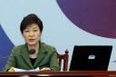 박근혜(대통령/대한민국대통령)
박근혜 대통령은 18일 “국민의 아픔과 어려움은 공무원들이 열정과 전문성을 갖고 책상이 아닌 현장에서 혼신의 노력을 기울일 때 해결할 수 있다”고 말했다.