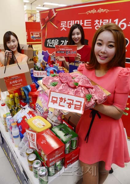 롯데마트가 4월 1일 창립 16주년을 맞이해, 19일부터 4월 16일까지 총 4주간 4천여상품, 2천억 물량의 주요 생필품을 최대 50%할인해 판매하는 < 창립 16주년 통큰 초대전>을 진행한다.
26일까지 창립 행사 1탄에서는 ‘1등급 한우’ 전 품목을 시세보다 40%가량 저렴하게 품절없이 판매하며, 서울우유도(2.3리터) 도 연중 최저가 수준인 4,870원에 선보인다.