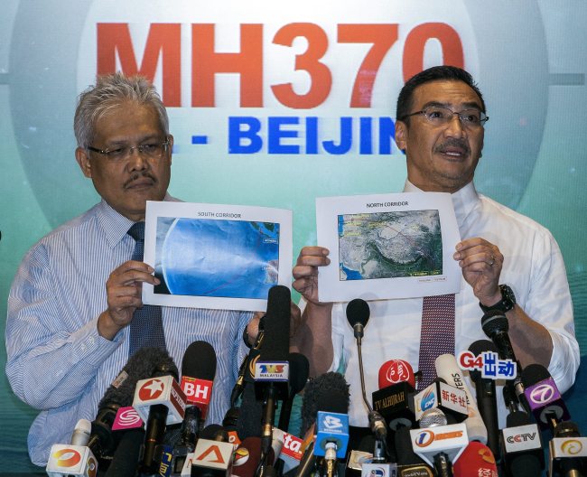 Malaysian Defense Minister and acting Transport Minister Hishamuddin Hussin (right) shows a North corridor map with Deputy Minister of Foreign Affairs Hamzah Zainudin holding a South corridor map during a media conference at Kuala Lumpur International Airport, Malaysia, Monday.   EPA-Yonhap