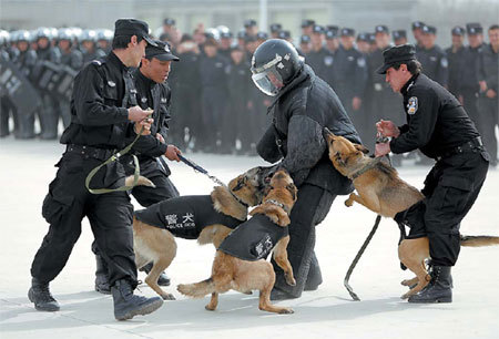 Officers demonstrate antiterrorist measures during a police open day in Kashgar, Xinjiang Uygur autonomous region.   Xinhua