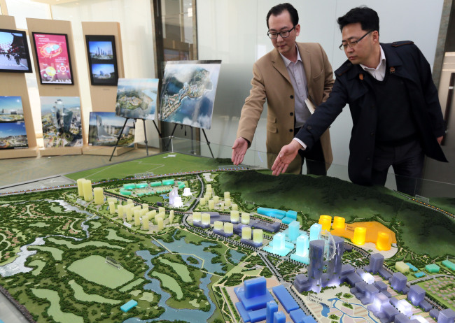 Officials at Midan City Development Co. present a miniature model of the envisioned Midan City, which the Korean government wants to develop into a gambling hub targeting Chinese tourists.   Yonhap