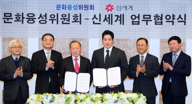 18일 오후 서울 서초동 예술의 전당 콘서트하우스 무궁화홀에서 이 업무협약식이 열린 가운데 김동호 문화융성회위원장과 정용진 신세계그룹 부회장이 협약서에 서명하고 기념촬영을 하고 있다.