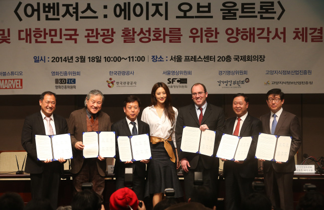 Actress Soo-hyun (center), Assembled Production II Korea president and Marvel Studios chief counsel David Galluzzi (third from right), Korean Film Council chairman Kim Eui-suk (third from left) and Korean government officials pose after signing a deal to film parts of the sequel to “The Avengers” in Korea.   Yonhap