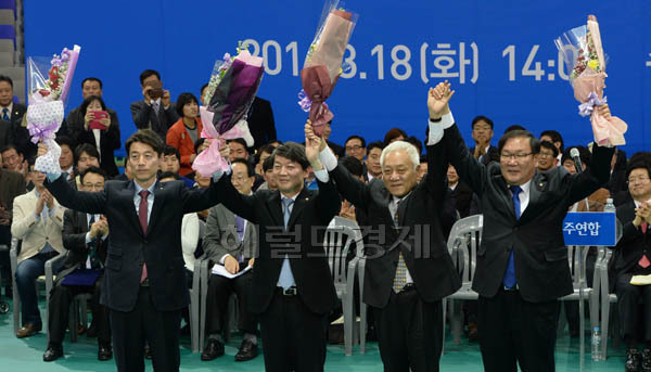 18일 경기 수원실내체육관에서 열린 새정치민주연합 경기도당 창당대회에서 송호창 새정치민주연합 경기도당 공동위원장(왼쪽부터), 안철수, 김한길 공동창당준비위원장, 김태년 경기도당 공동위원장이꽃다발을 들고 당원들에게 인사하고 있다.이길동기자.