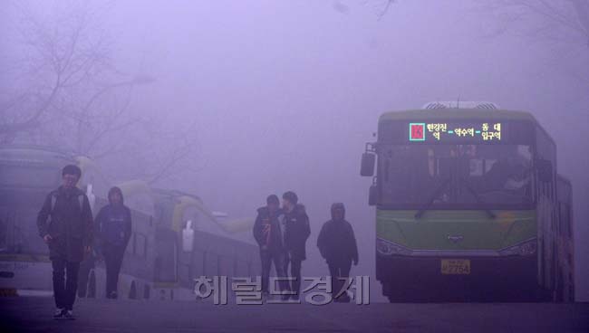 오늘 전국적으로 황사와 미세먼지 농도가 짙게 나타났다.
기상청에 따르면 18일 오전 서울 수도권과 강원도 충청북도, 경상북도 일부 지역에서 올 봄 첫 황사가 나타났다. 이 황사는 북서풍을 타고 우리나라로 넘어와 내일 오전까지 전국 각지에 영향을 줄 것으로 예측된다.
환경과학원에 따르면 이날 전국 미세먼지 농도는 ‘약간 나쁨’ 수준 이상이 예상된다며 “호흡기 환자들이나 노약자들은 장기간 실외 활동을 자제하고 외출 시 마스크착용 해야 한다”고 밝혔다.