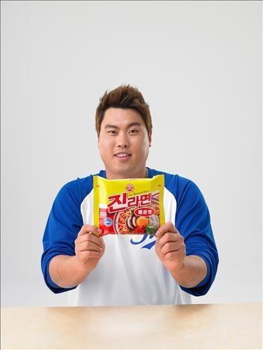 류현진(야구선수/LA다저스투수)
오뚜기 진라면이 메이저리거 LA다저스 류현진 선수의 ‘먹방’(먹는 방송) 광고 효과를 톡톡히 보고 있다.