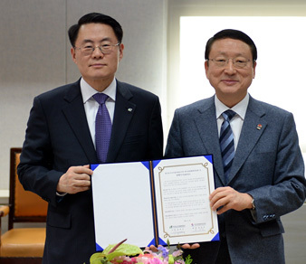 한국관광협회중앙회-aT, 음식관광활성화를 위한 MOU체결  <br /> 한국관광협회중앙회(회장 남상만,오른쪽)과 한국농수산식품유통공사(aT, 사장 김재수,왼쪽)는 지난 18일 서울 양재동 aT센터에서 ‘음식관광 활성화를 위한 업무협약(MOU)’을 체결했다.<br />이번 협약은 양 기관이 상호 유기적인 업무협력 체계를 구축하여 우리나라 고유 음식과 문화를 연계한 음식관광 활성화를 통해 국내 식품산업 및 관광산업 발전을 증대시키기 위한 것으로, 향후 관광산업의 외연확대는 물론 민·관 협업의 시너지 효과가 극대화될 것으로 기대된다.
한국관광협회중앙회-aT, 음식관광활성화를 위한 MOU체결
한국관광협회중앙회(회장 남상만,오른쪽)과 한국농수산식품유통공사(aT, 사장 김재수,왼쪽)는 지난 18일 서울 양재동 aT센터에서 ‘음식관광 활성화를 위한 업무협약(MOU)’을 체결했다.
이번 협약은 양 기관이 상호 유기적인 업무협력 체계를 구축하여 우리나라 고유 음식과 문화를 연계한 음식관광 활성화를 통해 국내 식품산업 및 관광산업 발전을 증대시키기 위한 것으로, 향후 관광산업의 외연확대는 물론 민·관 협업의 시너지 효과가 극대화될 것으로 기대된다.
한국관광협회중앙회-aT, 음식관광활성화를 위한 MOU체결
한국관광협회중앙회(회장 남상만,오른쪽)과 한국농수산식품유통공사(aT, 사장 김재수,왼쪽)는 지난 18일 서울 양재동 aT센터에서 ‘음식관광 활성화를 위한 업무협약(MOU)’을 체결했다.
이번 협약은 양 기관이 상호 유기적인 업무협력 체계를 구축하여 우리나라 고유 음식과 문화를 연계한 음식관광 활성화를 통해 국내 식품산업 및 관광산업 발전을 증대시키기 위한 것으로, 향후 관광산업의 외연확대는 물론 민·관 협업의 시너지 효과가 극대화될 것으로 기대된다.