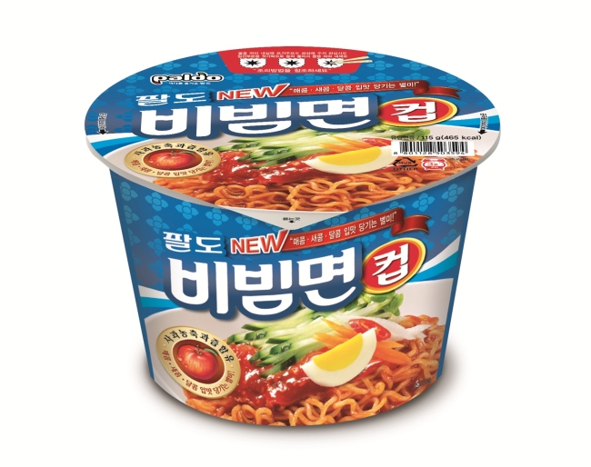 팔도가 ‘팔도비빔면 컵’을 새롭게 리뉴얼하고 비빔면 시장 1위 수성을 위한 시동을 걸었다.
팔도는 비벼먹는 라볶이 스타일의 ‘팔도비빔면 컵’을 매콤, 달콤, 새콤한 맛으로 새롭게 리뉴얼해 비빔용기면 시장을 공략한다고 19일 밝혔다.