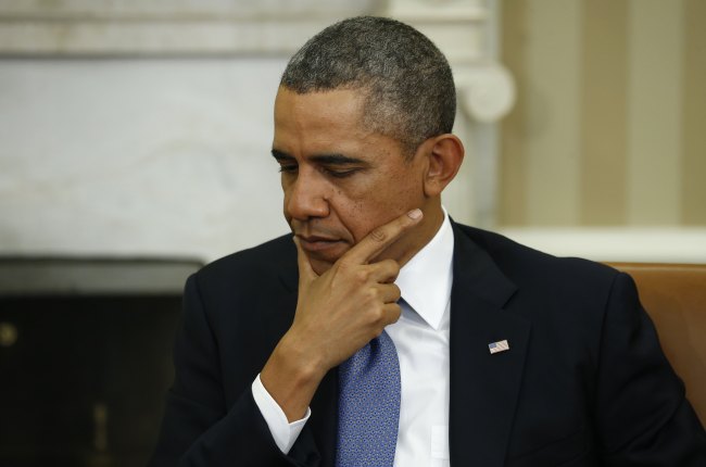 버락오바마(BarackObama/정치인/미국대통령)
버락 오바마 미국 대통령은 어떤 카드를 만지작거리고 있을까. 블라디미르 푸틴 러시아 대통령이 18일(현지시간) 한 치의 망설임도 없이 크림자치공화국과의 합병 조약을 전격 체결하면서 미국과 유럽연합(EU)이 러시아를 상대로 어떤 추가제재에 나설 지 주목된다. 미국과 EU는 지난 17일 푸틴 대통령 측근 인사 11명 등을 대상으로 해외자산동결과 비자금지에 나섰지만, ‘솜방망이 제재’에 지나지 않는다는 반응이 우세했다.
